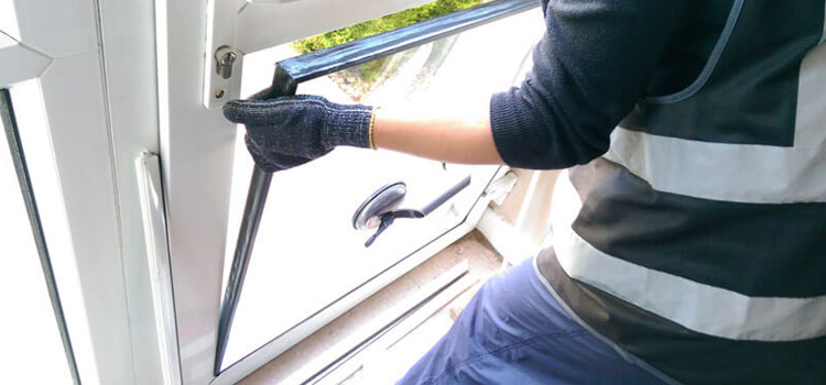 Glass storm door repair in Markham, ON